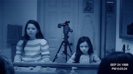 Kadr z filmu: Paranormal activity 3