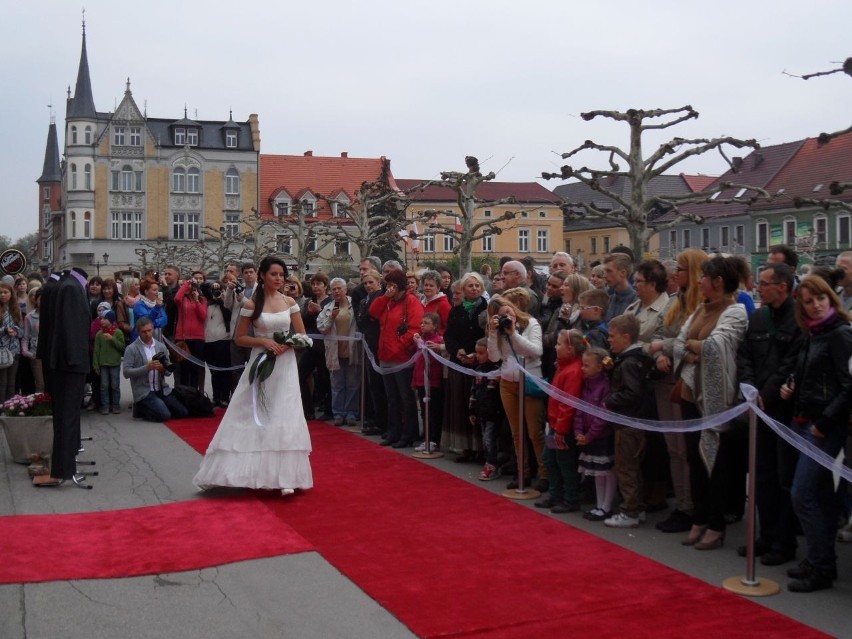 Pokaz mody ślubnej na rynku w Pszczynie [ZDJĘCIA]