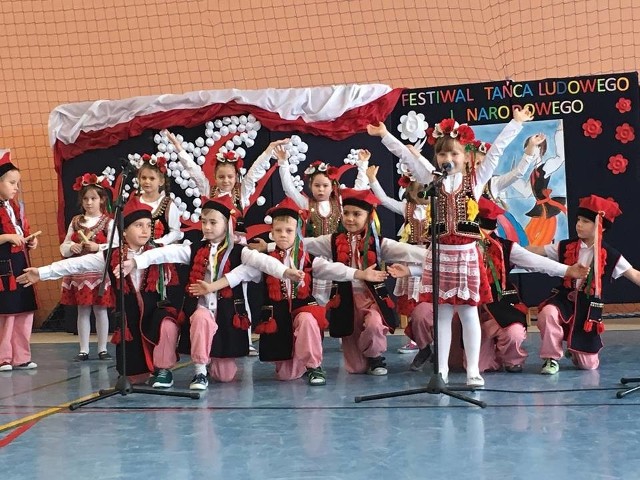 Dzieci z przedszkola w Połańcu wzięły udział w Przedszkolnym Festiwalu Polskiego Tańca Ludowego i Narodowego oraz Przyśpiewek Ludowych.