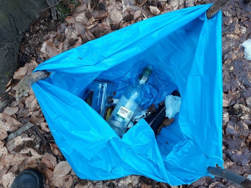  Gmina Chęciny już posprzątała śmieci po turystach przy szlaku w rezerwacie „Góra Zelejowa”