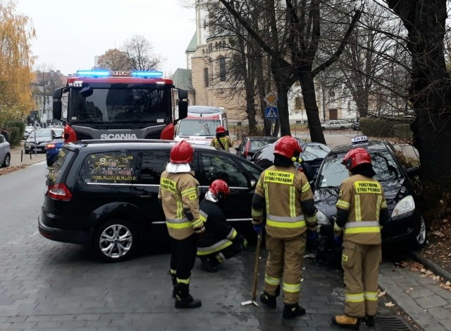 Wypadek koło Sky Tower we Wrocławiu 15.11.2021
