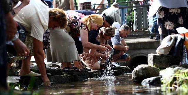 Wierni wierzą, że obmywanie ciała w rzeczce płynącej u podnóża św. Góry Grabarki, pomoże im zwalczyć choroby.