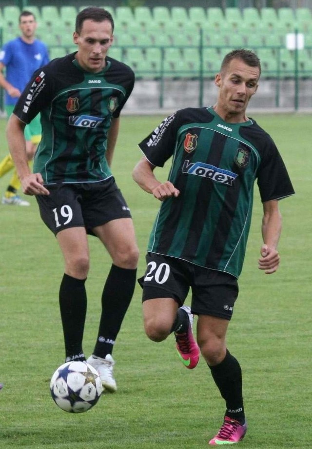 Piłkarze Stali Stalowa Wola (z lewej Tomasz Płonka, obok Radosław Mikołajczak) zmierzą się z beniaminkiem ekstraklasy, Cracovią.