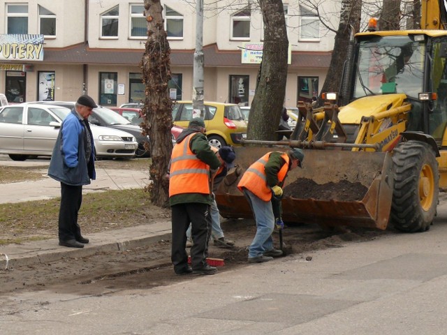 Przygotowania do łatania ulicy w centrum Stalowej Woli.