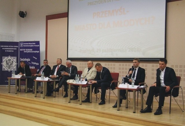 Kandydatów na prezydenta Przemyśla, organizatorzy debaty usadzili "alfabetycznie&#8221;. Od lewej W. Błachowicz, J. Błotnicki, W. Bukowski, R. Choma, A. Gerula, M. Majkowski, R. Oleszek i B. Wilk