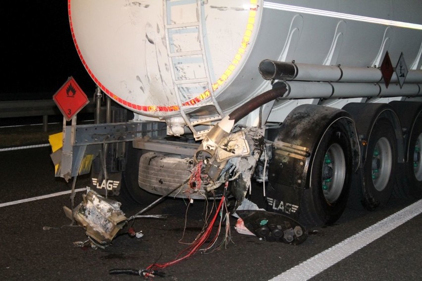 Wypadek na A4. Samochód dostawczy wjechał w cysternę. Jedna osoba uwięziona (ZDJĘCIA)