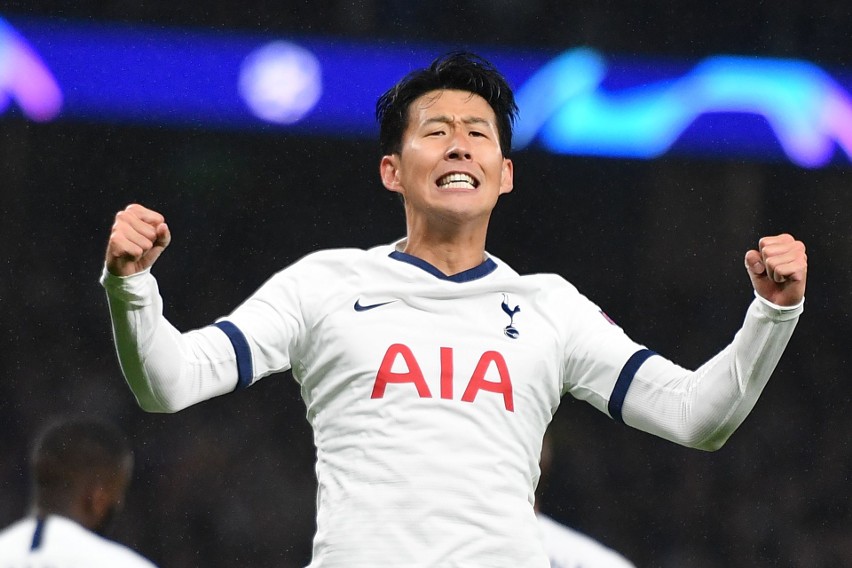 Son Heung-min z karabinem na ramieniu maszeruje do bazy