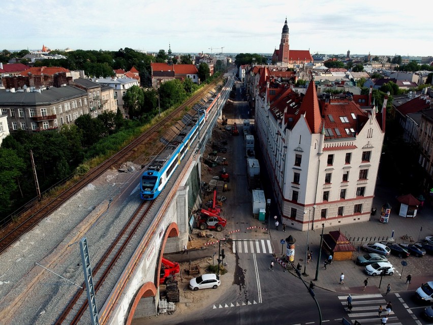 Nowy tor ułożony został m.in. na estakadzie wzdłuż ul....