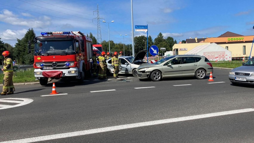 Chwila nieuwagi mogła zakończyć się tragicznie. Zderzenie dwóch samochodów na wysokości Jarmarku Pogórzańskiego