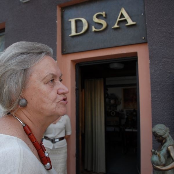 Anna Kakareko, właścicielka sklepu,  twierdzi, że nie była w stanie opróżnić lokalu w ciągu pięciu dni. Desa nadal jest czynna.