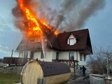 Trybsz. Gdy strażacy dojechali na miejsce, ogień szalał na poddaszu domu [ZDJĘCIA]