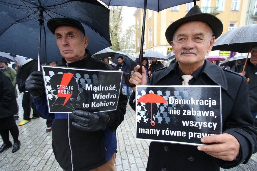 Czarny wtorek, czyli protest pod parasolem w Kielcach [WIDEO, ZDJĘCIA]