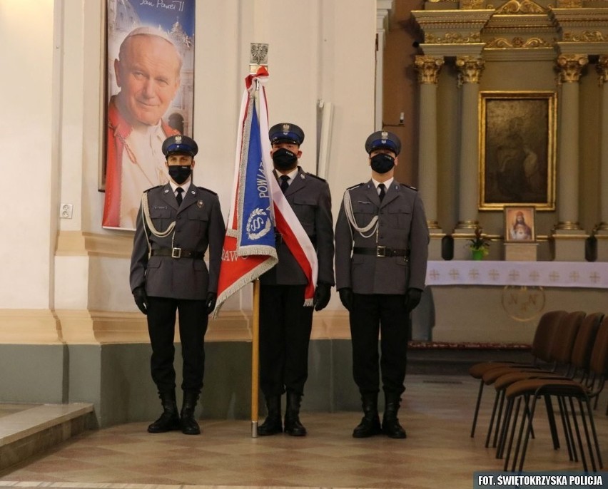 Skromne i kameralne Święto Policji w powiecie ostrowieckim. Awansowano 68 policjantów (ZDJĘCIA)