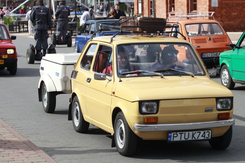 Fiaty 126p w Łodzi. Parada "maluchów" na rynku Manufaktury [ZDJĘCIA]