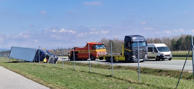 Ciężarowy pojazd zjechał do rowu na S7 w Górkach Szczukowskich.