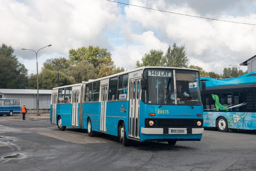 IKARUS 280  (eksploatowany w latach 1981-2007)...