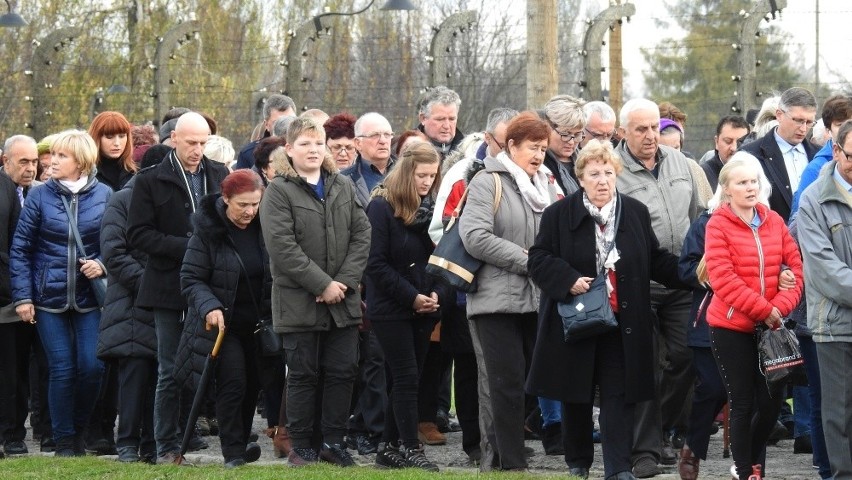Dwa tysiące wiernych w byłym obozie Auschwitz II-Birkenau w Brzezince wzięło udział w Drodze Krzyżowej za ofiary obozów i gułagów [ZDJĘCIA]