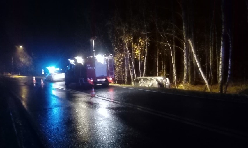 W Krzątce, na trasie Majdan Królewski - Bojanów samochód dachował w rowie, dwie osoby ranne [ZDJECIA]