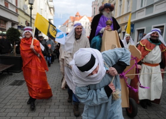 Orszak z Trzema Królami wyruszył  zielonogórskim deptakiem...