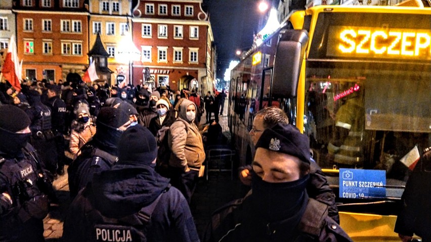 Grupa przeciwników przymusowych szczepień protestowała na...