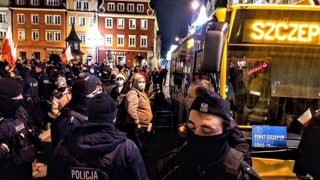 Grupa przeciwników przymusowych szczepień protestowała na pl. Solnym we Wrocławiu