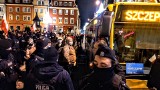 Antyszczepionkowcy protestowali pod Szczepciobusem. Policja oddzielała ich od chcących się zaszczepić