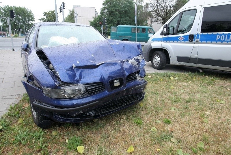 Wypadek na ul. Aleksandrowskiej. Kierowca został uwięziony w aucie! Są ranni [FILM, zdjęcia]