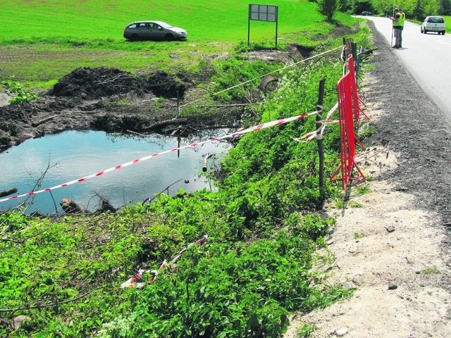 W Udorpiu woda może podmyć odcinek drogi wojewódzkiej Bytów &#8211; Chojnice. Mimo starań meliorantów i drogowców nie udało się poprawić sytuacji.
