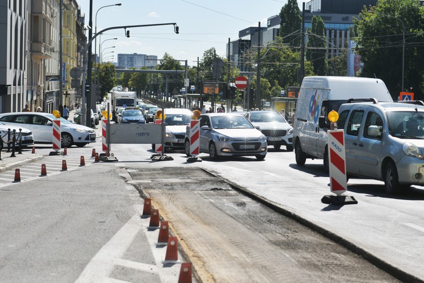 W czwartek rozpoczął się remont nawierzchni ulicy Królowej...