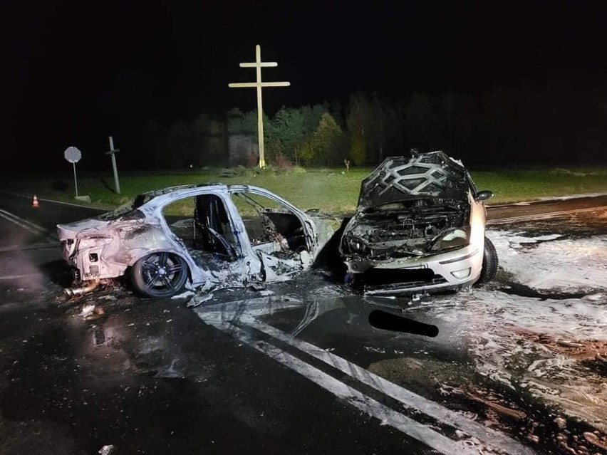 Wypadek w Rzeczniowie koło Lipska. Zderzyły się dwa samochody, oba stanęły w płomieniach, jedna osoba jest ranna! (ZDJĘCIA)