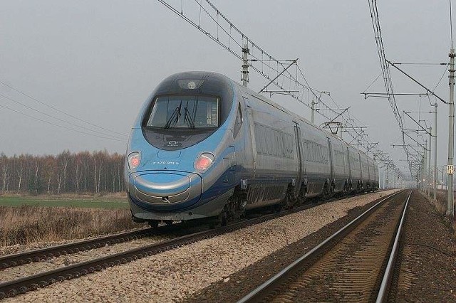 Pendolino podczas testów na Centralnej Magistrali Kolejowej w pobliżu miejscowości Nakło.