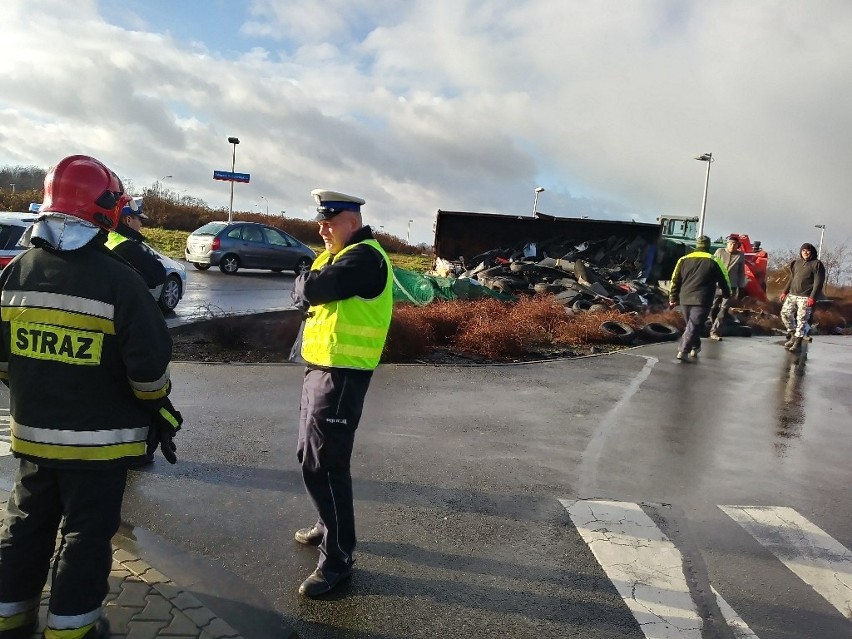 Wypadek na Granicznej. Wywróciła się ciężarówka wioząca opony [ZDJĘCIA]