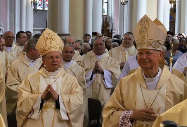 Jubileusz 50-lecia święceń kapłańskich biskupów radomskich Henryka Tomasika i Adama Odzimka. Mszy świętej w radomskiej katedrze przewodniczył i homilię wygłosi kard. Stanisław Dziwisz. Na uroczystości byli obecni księża złoci jubilaci z Siedlec i Radomia oraz kardynałowie, arcybiskupi i biskupi zaprzyjaźnieni z jubilatami.  >