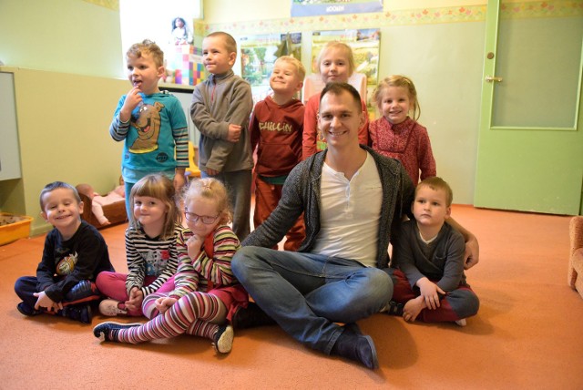 Bartłomiej Bielawiec z dziećmi z Przedszkola Samorządowego nr 2 Pod Słonkiem