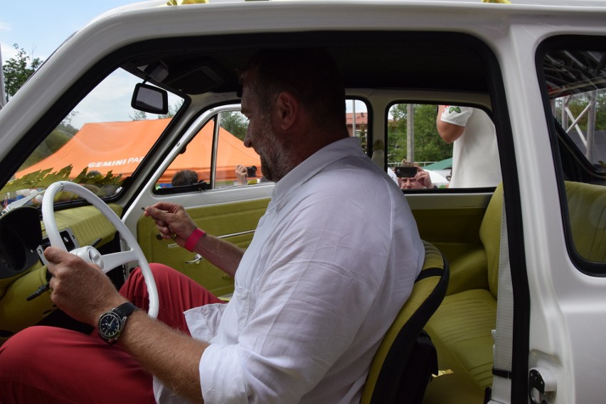 Niesamowity Maluch dla Toma Hanksa: Fiat 126p specjalnie dla aktora. Jest piękny