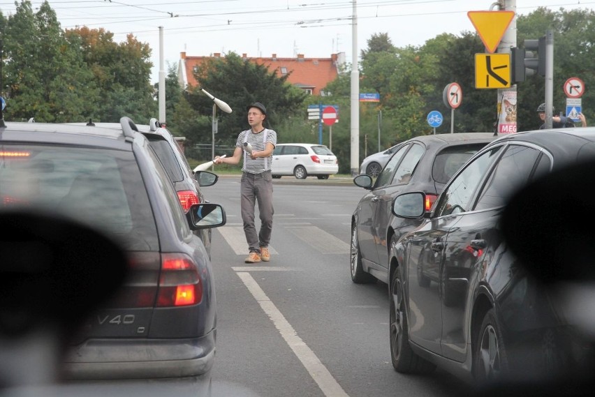 Żongler na środku skrzyżowania