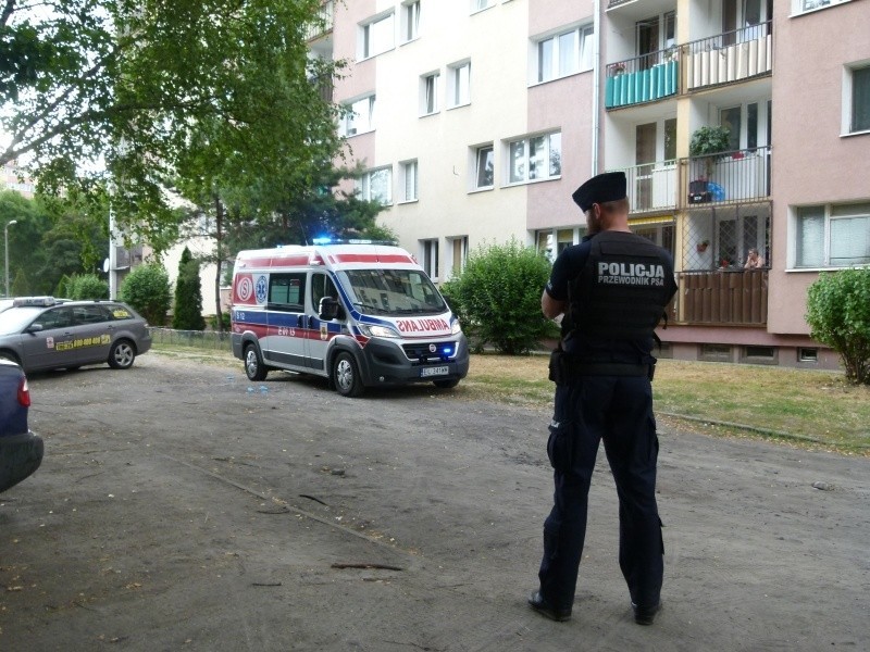 Dziecko wypadło z okna bloku na Dąbrowie! Chłopiec zmarł po 1,5 godzinnej reanimacji. Jeden z opiekunów był pijany!