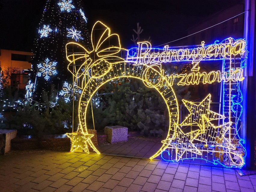 Chrzanów. Świąteczne iluminacje rozbłysnęły w centrum miasta. Urokliwie prezentuje się nocą [ZDJĘCIA, WIDEO]