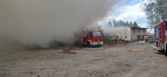 Pożar hali produkcyjnej w Klepaczach