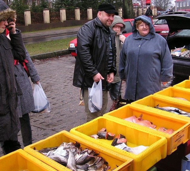 Sprzedaż ryb przy Biedronce w Miastku.