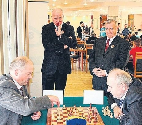 Zbigniew Mielczarski (z lewej) od lat uczestniczy w szachowych zmaganiach.