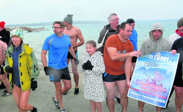 Organizatorem wydarzenia nad Jeziorem Tarnobrzeskim był Klub Sportowy Bodymors z Tarnobrzega. Do wspólnego bicia rekordu Guinnessa włączyło się ponad 50 morsów, w tym dzieci.