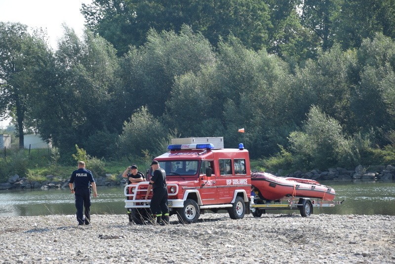 Strażacy i policja początkowo prowadzili poszukiwania w...