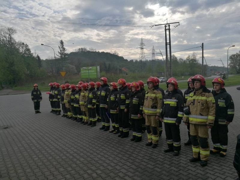 Sądeccy strażacy pamiętają o Dniu Flagi. Uroczyście podnieśli je na masztach [ZDJĘCIA]