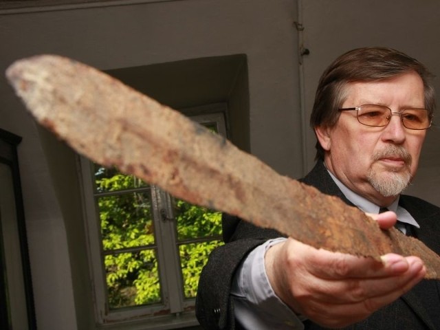 - Ten miecz jest jednym z ciekawszych eksponatów przechowywanych w muzeum - mówi Tadeusz Łaszkiewicz, emerytowany archeolog.