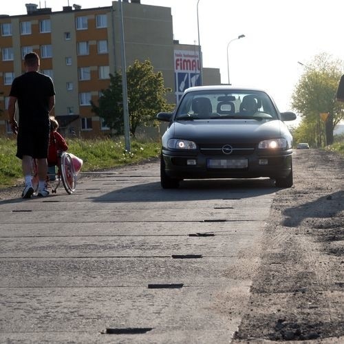 Na ul. Szafranka prowadzi droga z betonowych płyt.