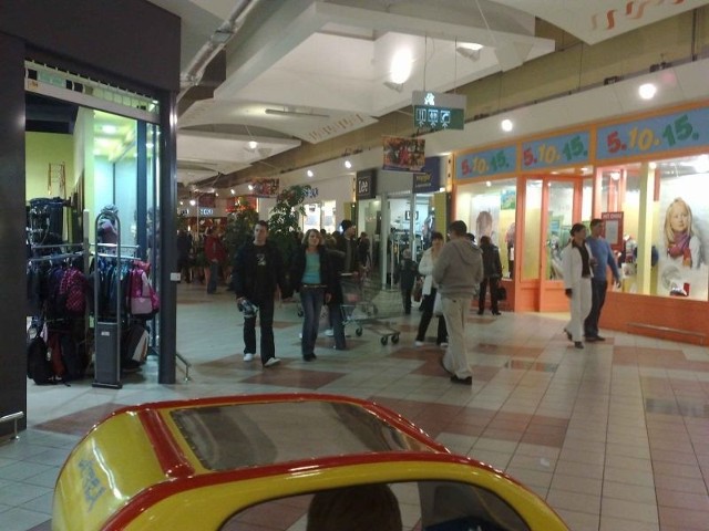 Klienci skuszeni promocjami ruszyli na Auchan. Mozna bylo kupic towary nawet po 60-procentowej obnizce