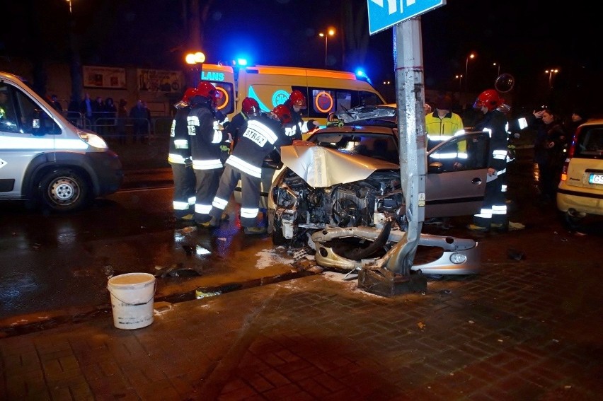 Wypadek na ulicy Kołłątaja. Dwie osoby w szpitalu (wideo, zdjęcia)