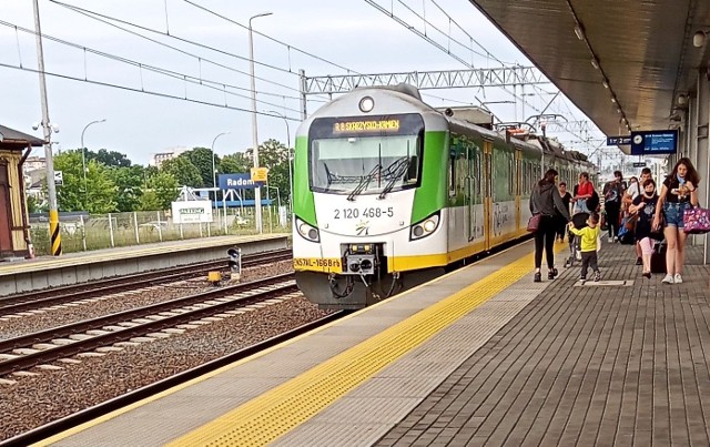W czwartek 1 lipca pasażerowie oczekujący w Radomiu na pociąg do Skarżyska-Kamiennej przeżyli zamieszanie. Całą sytuację wyjaśnia spółka Koleje Mazowieckie.