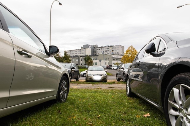 Jeden z największych szpitali w Polsce ma kilkaset miejsc do parkowania, ale to zdecydowanie za mało